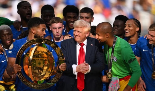 Tổng thống Trump trao chức vô địch cho James.