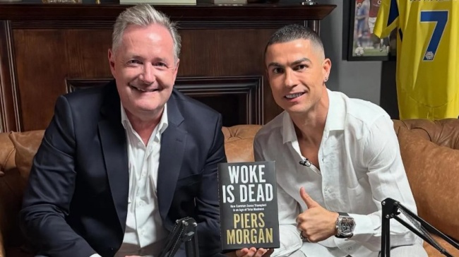 Ronaldo đeo đồng hồ kim cương.