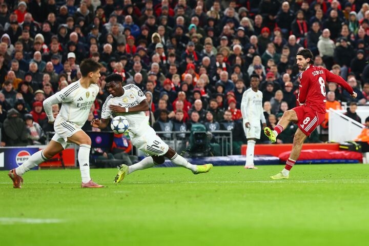 Tình huống tranh cãi trong trận Liverpool gặp Real Madrid ở UEFA Champions League.