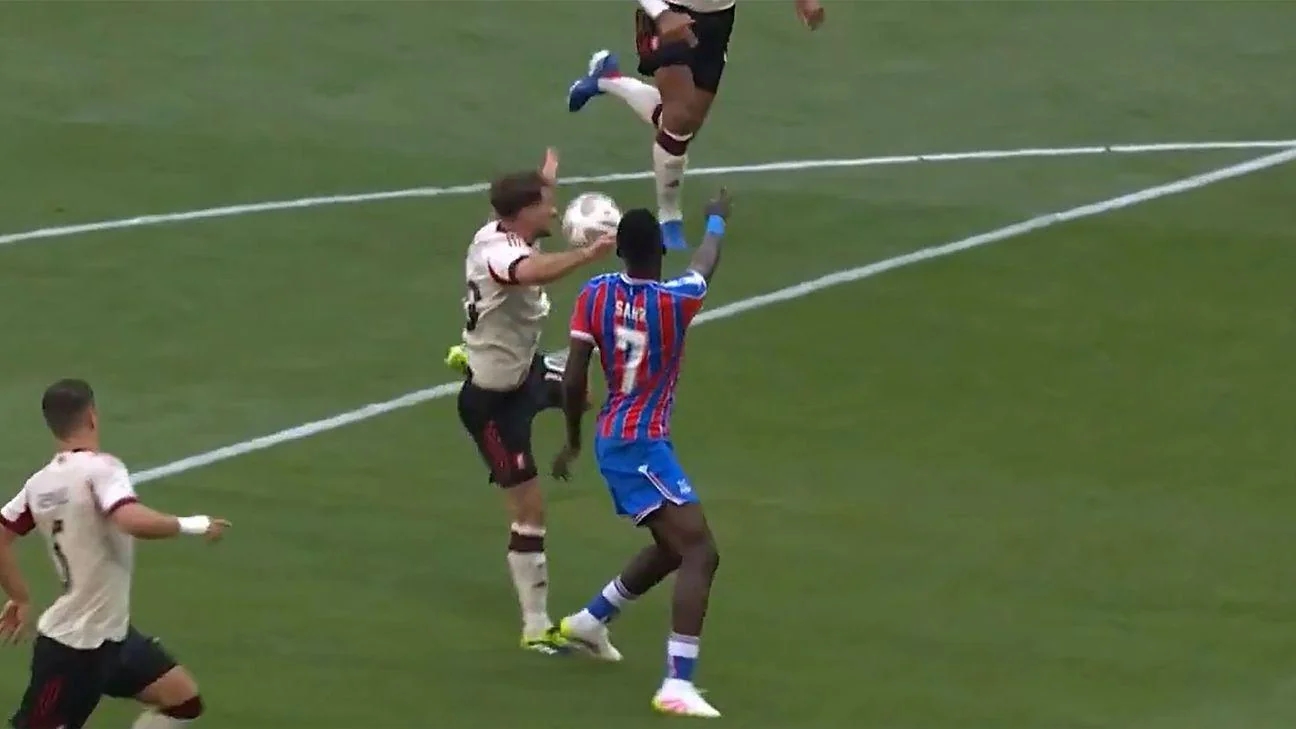 Không phải tình huống bóng chạm tay nào cũng thổi phạt đền.