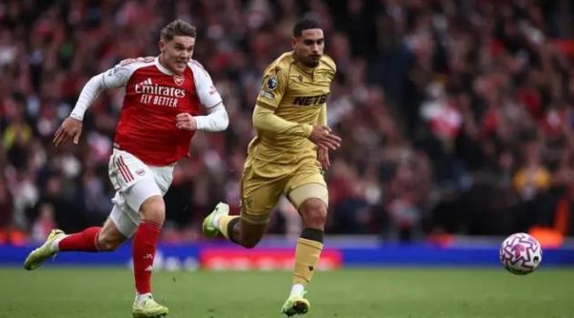 Arsenal trở nên nguy hiểm với những pha chọc khe.