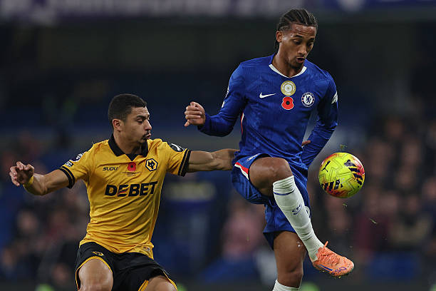 Hàng phòng ngự số đông của Wolverhampton Wanderers vừa bị Chelsea hóa giải.