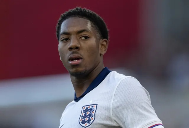 Lewis-Skelly không cạnh tranh được ở tuyển Anh.