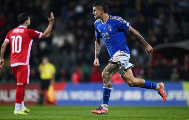 Mancini ghi bàn cho Italia.