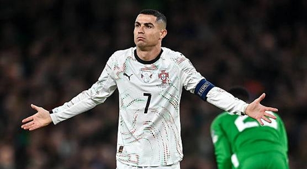 Cristiano Ronaldo bị đuổi ở trận đấu với Ireland.