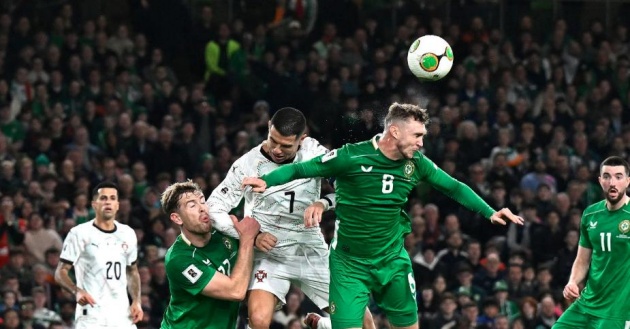 Ronaldo gặp khó khăn trước hàng thủ CH Ireland.
