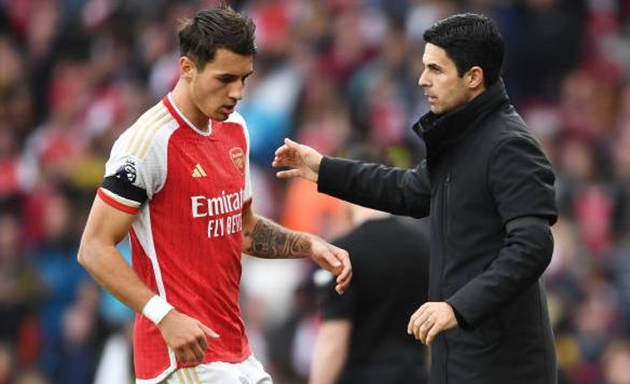 Jakub Kiwior tiết lộ cuộc trò chuyện khó khăn với Mikel Arteta khi rời Arsenal.