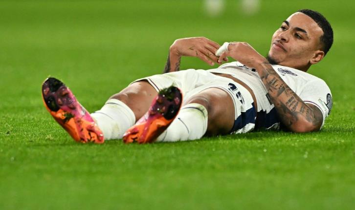 Rogers ngã xuống dưới cơn mưa nặng hạt.