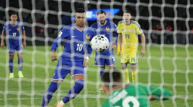 Mbappe chứng tỏ đẳng cấp với cú đúp vào lưới Ukraine.