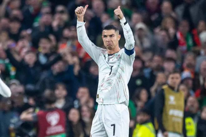 Ronaldo nhận thẻ đỏ đáng quên trước Ireland.