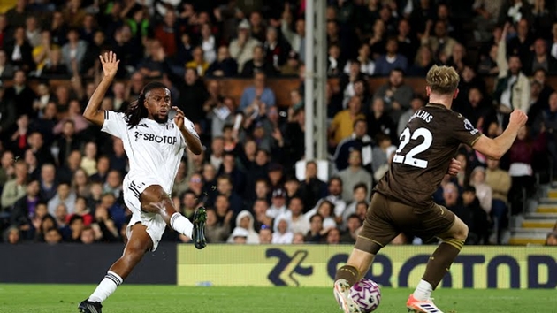 Alex Iwobi tỏa sáng ở Fulham.