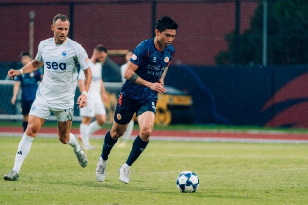 Văn Hậu đeo băng đội trưởng của CLB CAHN.