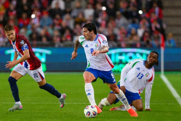 Khó khăn chờ Ý ở trận quyết định.