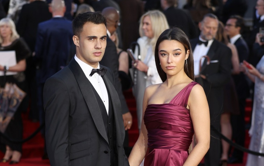 Reguilon và bạn gái cũ ở một sự kiện.