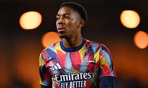 Myles Lewis-Skelly sẽ phải chờ đợi cơ hội dành cho mình.