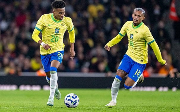 Các cầu thủ Brazil thể hiện sự vượt trội so với đối thủ.