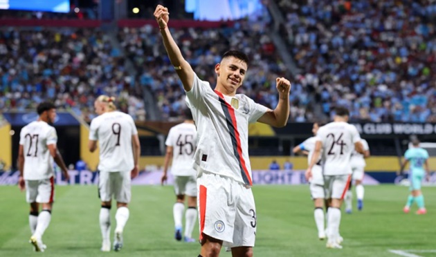 Claudio Echeverri trong màu áo Man City.