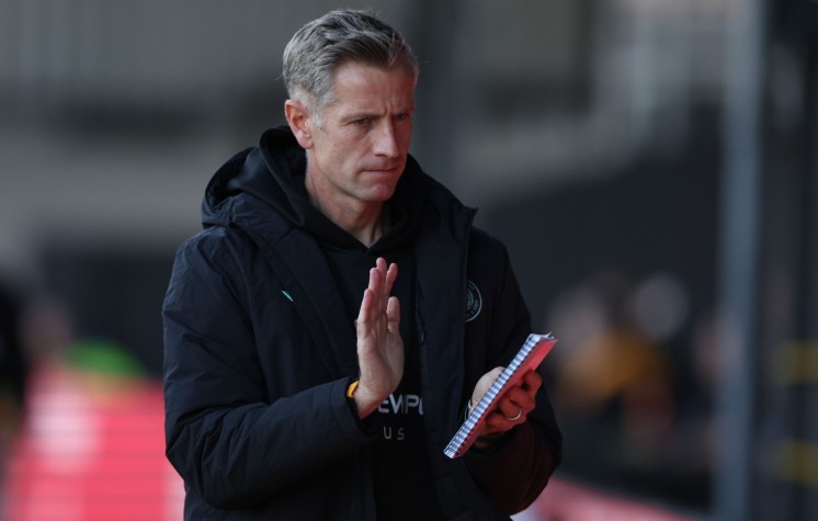 HLV Dave Hughes từng có thời gian làm việc tại Manchester United.