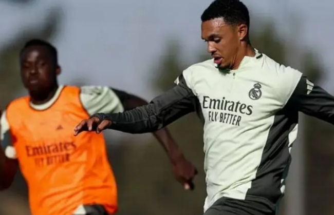 Alexander-Arnold nỗ lực lấy lại phong độ.