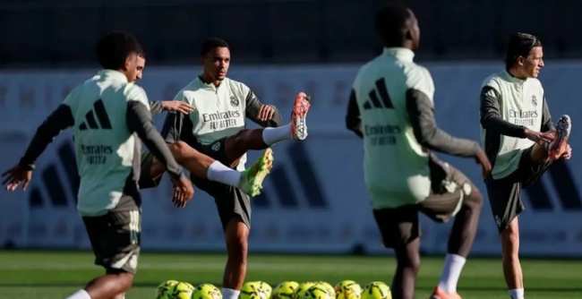 Các cầu thủ Real Madrid trên sân tập.