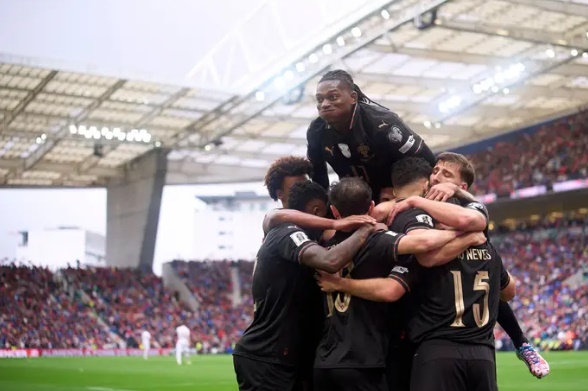 Bồ Đào Nha giành thắng lợi hủy diệt trong ngày Ronaldo bị treo giò.