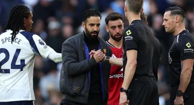 Amorim khao khát một tiền vệ.