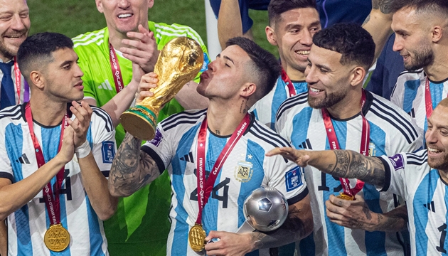Enzo Fernandez nâng cao chiếc cúp vô địch World Cup 2022 cùng Argentina.