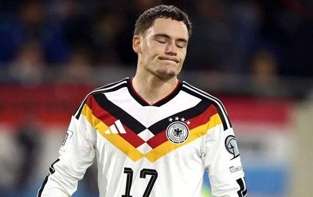 Wirtz được Woltemade bảo vệ