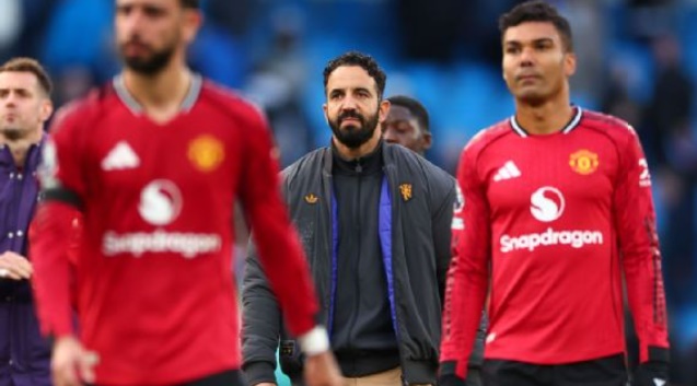 Manchester United đang tìm cách nâng cấp hàng tiền vệ.