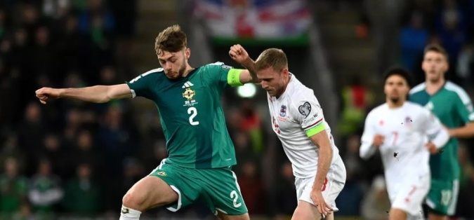 Conor Bradley mang băng đội trưởng.