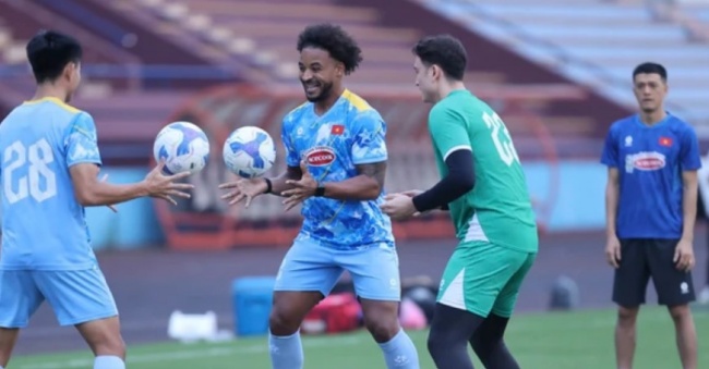 Ảnh bài viết HLV tuyển Lào dè chừng Xuân Son, quyết hạn chế bàn thua trước Việt Nam