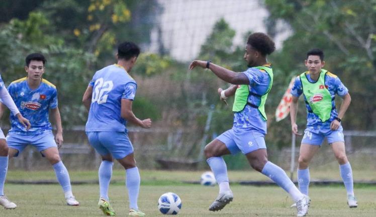 Xuân Son sẵn sàng ra sân trước Lào.