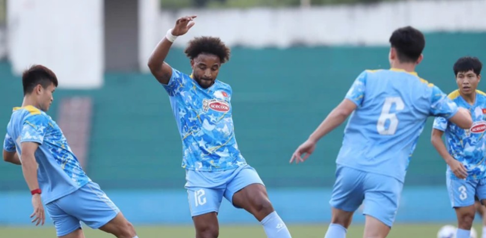 Xuân Son cùng đồng đội trên sân tập.