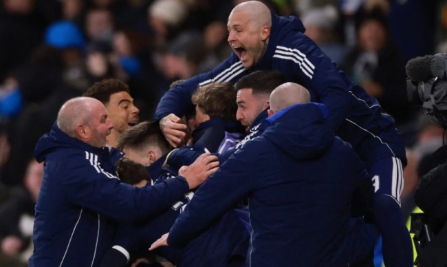 Scotland có 2 bàn thắng ở phút bù giờ hiệp 2.