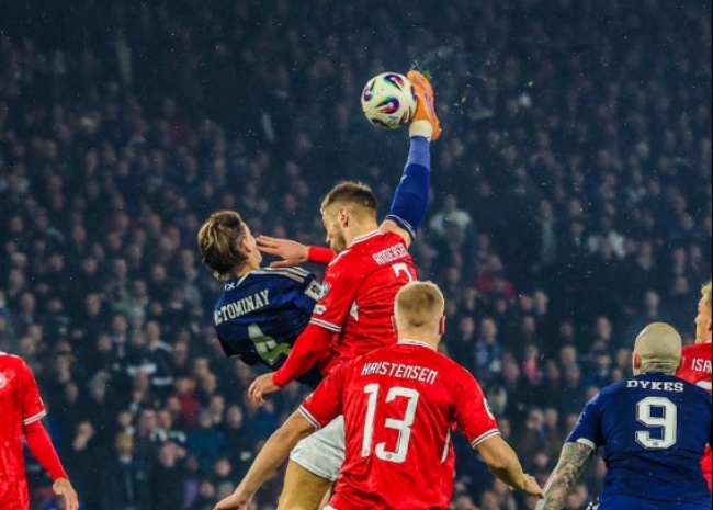 McTominay lập siêu phẩm. 