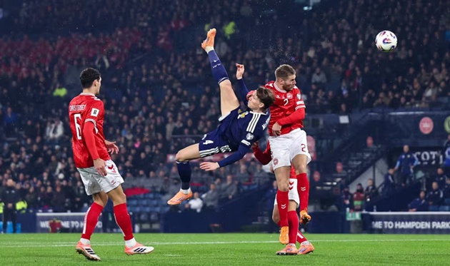 McTominay ghi siêu phẩm góp công đưa Scotland đến với kỳ World Cup lịch sử.