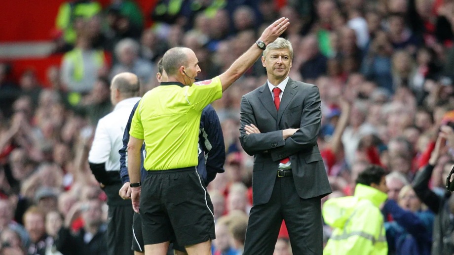 Ảnh bài viết Mike Dean thừa nhận Arsene Wenger là HLV khó làm việc nhất