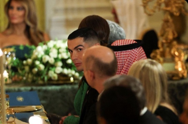 Ảnh bài viết Trump tiết lộ Barron là fan hâm mộ của Ronaldo tại tiệc Nhà Trắng