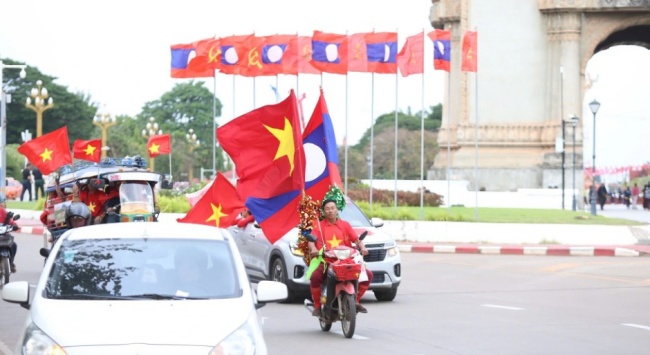 Ảnh bài viết Đông đảo CĐV Việt Nam sang Lào cổ vũ thầy trò HLV Kim Sang-sik