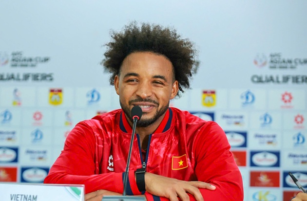 Xuân Son trả lời phỏng vấn sau trận.