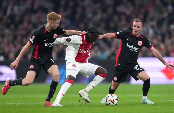 Ảnh bài viết Man United quyết đấu Newcastle, tranh giành tài năng 17 tuổi của Ajax