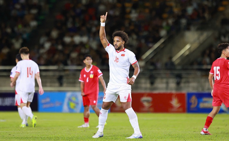 Việt Nam đã gặp khó khăn trước khi Xuân Son vào sân.