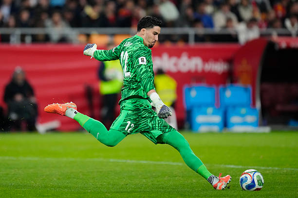 Ảnh bài viết Altay Bayindir tỏa sáng trước Tây Ban Nha, tương lai tại MU vẫn bất định