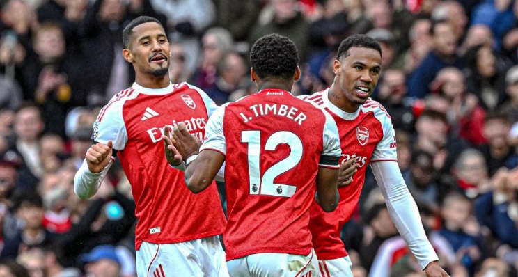 Hàng phòng ngự đang là điểm tựa vững chắc của Arsenal.