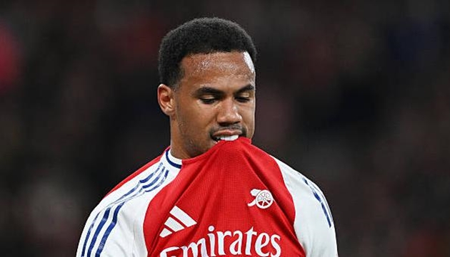 Gabriel ngồi ngoài vì chấn thương. 