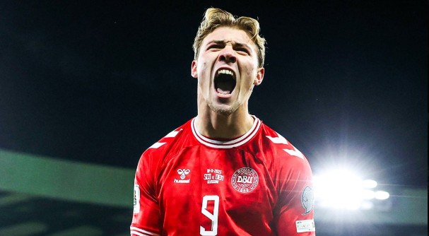 Hojlund trong màu áo Đan Mạch.