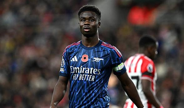 Bukayo Saka đóng vai trò quan trọng trên hàng công Arsenal.