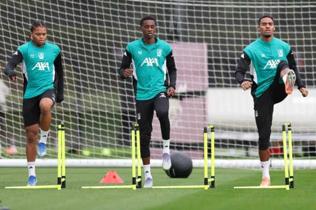 Ngumoha và Trey Nyoni trên sân tập.