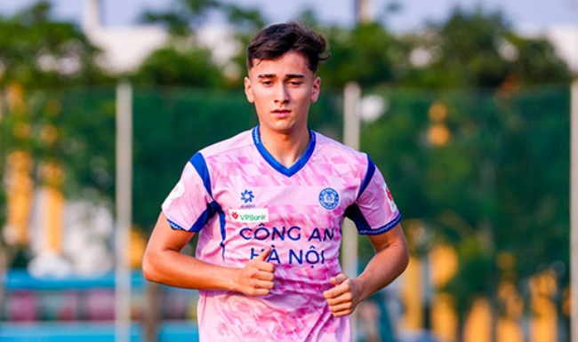 Brandon Ly trong màu áo CAHN.