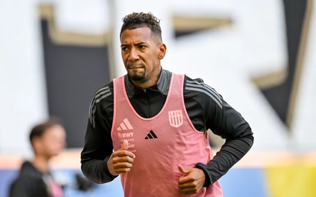 Boateng đến Barca thực tập làm HLV